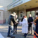 Владимир Костюш и Надежда Максимова вручили ключи от новых машин «Скорой помощи»