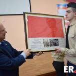 Иван Кузьмин передал школьному музею историческую реликвию с автографами Егорова и Кантария из личного архива