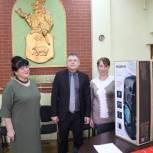 Черняховские единороссы подарили жителям поселка Щеглы музыкальный центр 