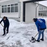 Луховицкие молодогвардейцы оказывают помощь сотрудникам коммунальных служб в уборке снега