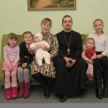 Большая семья священника обретет свой дом в Сладково