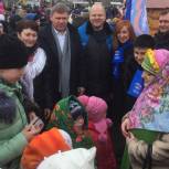 Единороссы Железнодорожного округа Курска поздравили курян с Масленицей