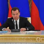 Медведев отметил позитивные изменения на рынке труда в СКФО