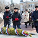 Единороссы приняли участие в возложении цветов к памятнику воинам-амурцам