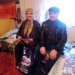 Единороссы Казбековского района посетили мать защитников Отечества Кавсарат Лабазанову