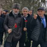 Депутат Госдумы ФС РФ Бувайсар Сайтиев почтил память погибших в г. Кизляре
