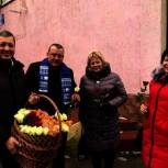Партийцы Черняховска дарили женщинам  цветы на улицах города
