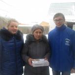 Кадомские молодогвардейцы поздравили пожилых женщин с праздником 