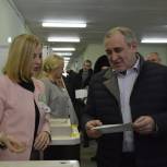 Руководитель фракции «Единая Россия» Сергей Неверов проголосовал на выборах Президента