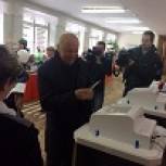 Эдуард Россель пришел на выборы с женой и внуком