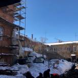 Жители просят секретаря местного отделения помочь с очисткой крыши 