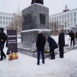 К памятнику святителя Иннокентия на Соборной площади пришли сотни колымчан