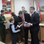 Виктор Карамышев наградил победителей конкурса рисунков «Армия глазами детей»