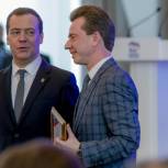 Дмитрий Медведев вручил высокую правительственную награду депутату Госдумы Владимиру Бурматову