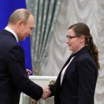 Карелова поздравила сотрудницу музея-заповедника «Дивногорье» Софью Кондратову с вручением премии Президента