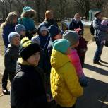 Единороссы провели для школьников экскурсию по Тропаревскому лесопарку и рассказали о жизни кротов