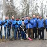 Накануне 9 мая костромские партийцы провели субботник в сквере у Вечного огня