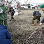 Юнармейцы навели порядок у обелиска в Сосновке 