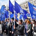 Сотни партийцев и сторонников «Единой России» вышли на первомайскую демонстрацию в Саратове