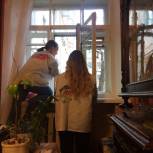 Молодогвардейцы помогают убирать квартиры ветеранов ВОВ 