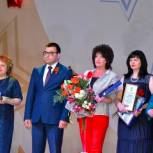 В Старом Осколе партийцы поздравили коллектив детской музыкальной школы №4 с юбилеем