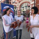 На Ленинградской партийцы раздают Георгиевские ленточки 