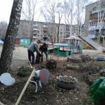 Партийцы Мичуринского округа за три часа собрали больше 50 мешков мусора