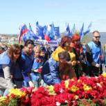 День Победы начался с возложения цветов к Монументу Воинской Славы