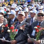 Реготделение «Единой России» поздравило саратовских ветеранов в парке Победы