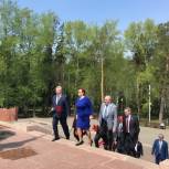 Югорские единороссы почтили память томичей, погибших в годы Великой Отечественной войны