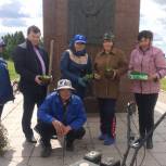Горномарийские единороссы благоустроили территорию у памятника