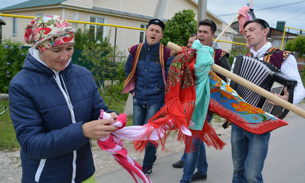 Погода в богатых сабах дер изма. Подарки на Сабантуй. Дарение подарков на Сабантуе. Национальный праздник Сабантуй в богатых Сабах фото. Подслушано в Сабах.