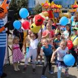Танцы, аквагрим и фотозона: как прошел День России в популярном барнаульском сквере