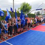 В Курчатове в День России открыли баскетбольную площадку