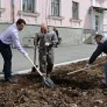 Партийные активисты Краснотурьинска приняли участие в озеленении центральных улиц города