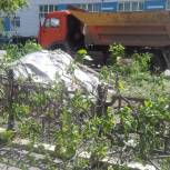 Иван Пушкарев помог жителям дома по улице Красноармейской в благоустройстве территории