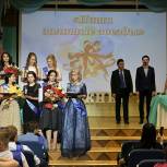 Единороссы поздравили выпускников школы № 2033