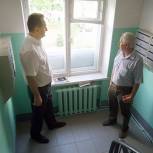 Депутат Мособлдумы Сергей Керселян проверил качество выполненных работ по ремонту подъездов в Ивантеевке 