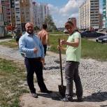 Депутаты-единороссы помогают благоустраивать дворы и дороги в Барнауле