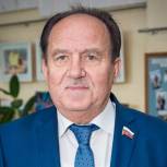Депутаты-единороссы пожелали выпускникам реализовать себя на Родине