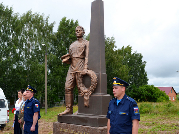 В Ульяновской области накануне Дня Победы открыли памятник Советскому Солдату