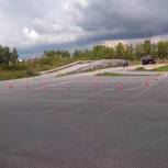 Единороссы Ачинска проверили оснащение автошколы
