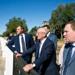  Единороссы проинспектировали ход реконструкции набережной