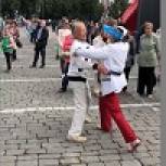 Танцующий оркестр, цветы и вальс в кепках ЕР: партийцы приняли участие в праздновании Дня города (ФОТО, ВИДЕО)
