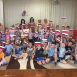 Дошкольники Томска участвуют в праздновании Дня российского флага