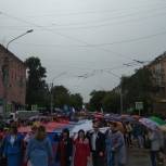День флага РФ в Рубцовске отметили масштабным шествием с 50-метровым триколором
