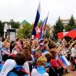Красный, синий, белый: в России отмечают День государственного флага
