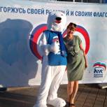 Партийный мишка в Шебекинском районе поздравил жителей с Днем флага