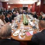 Поколения россиян нужно воспитывать с чувством благодарности павшим за страну - Путин