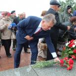 В годовщину победы в Курской битве в Барнауле возложили цветы к Мемориалу Славы
